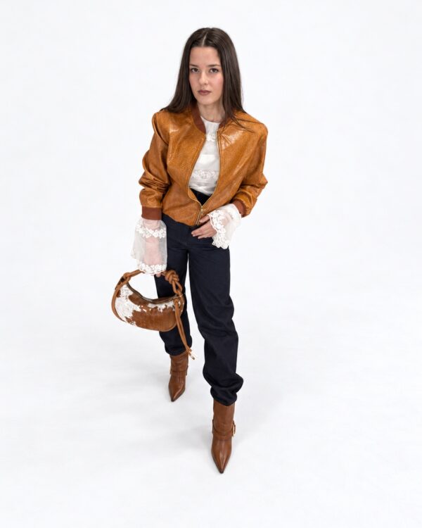 Model nosi smeđe čizme ALY-CIA uz jeans i jaknu